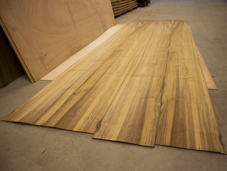 scelezione dei fogli di Teak per il rivestimento taVOLO