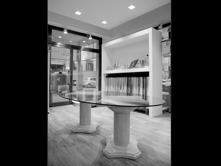 Tavolo decorato e parete porta tirelle NUOVO SHOWROOM SARTI